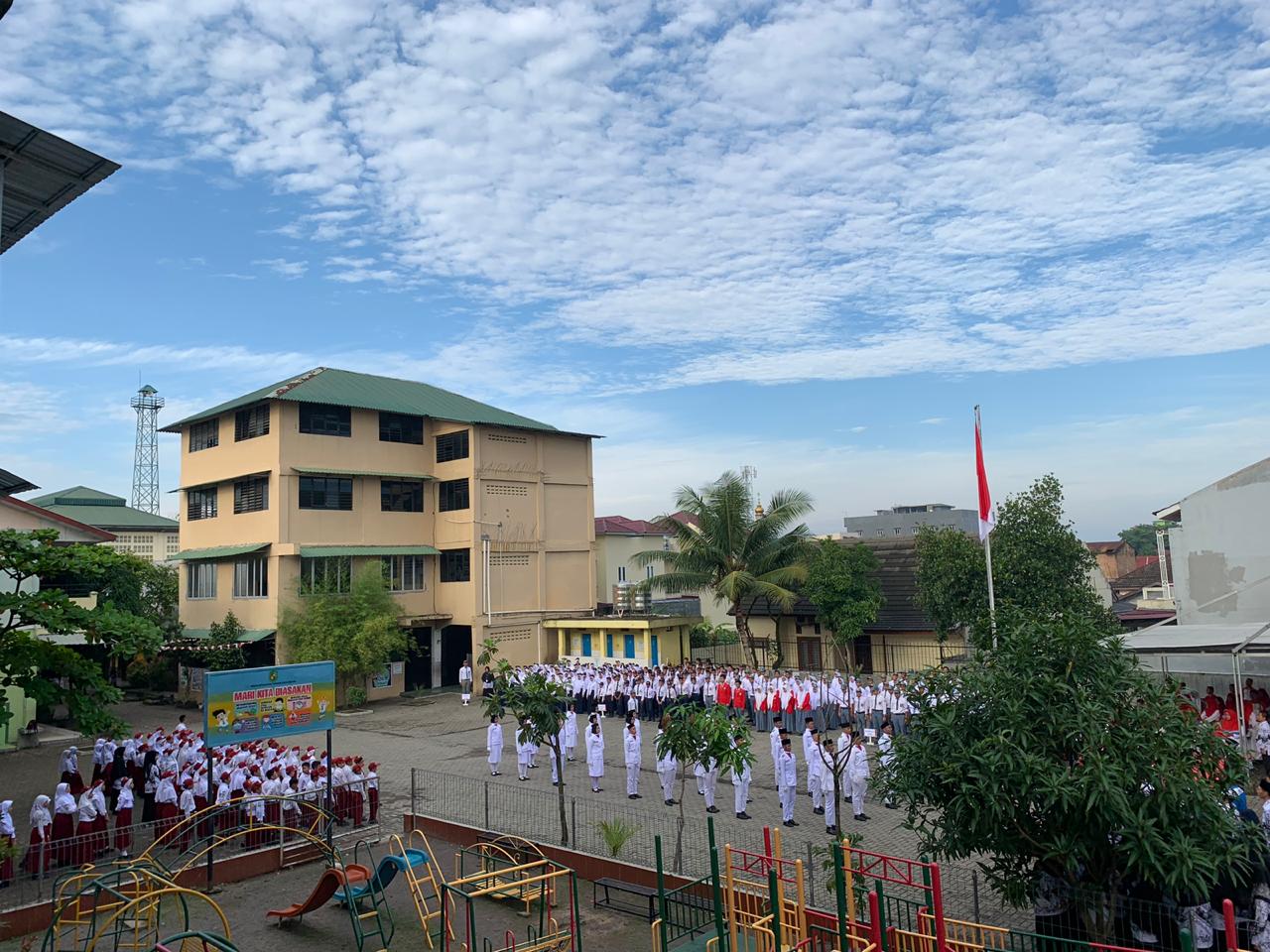  Menyambut  HUT  RI  Ke 74 Siswa i Sekolah Namira Berikan 